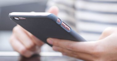 cep telefonu üzerinde çalışan kadın 