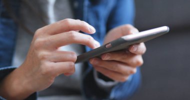 Cep telefonu kullaranarak kadın kapatmak 