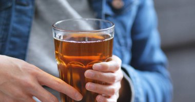 kadın holding bardak çay 