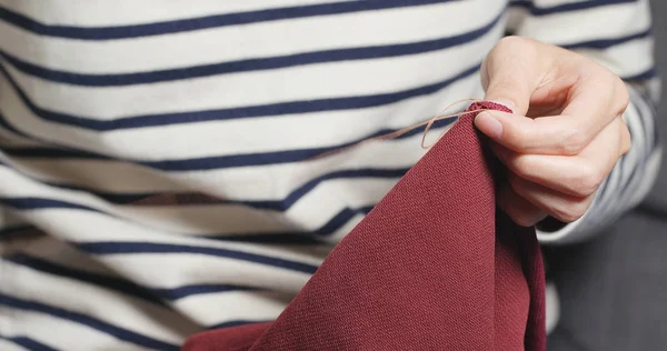 Vrouw Sews Met Een Naald Draad — Stockfoto