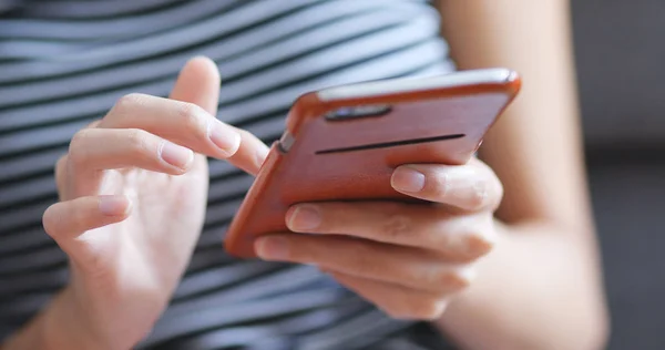 Primer Plano Mujer Usando Teléfono Celular — Foto de Stock