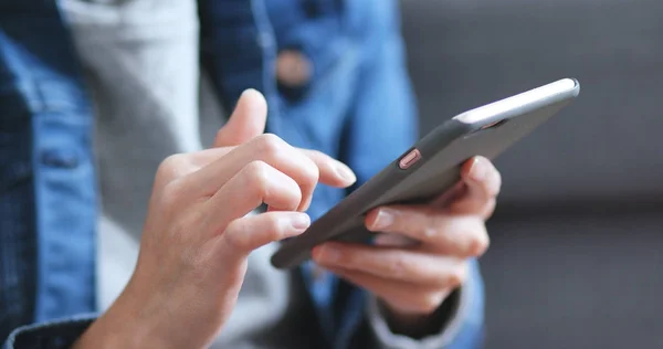 Mujer Usando Smartphone Las Manos —  Fotos de Stock