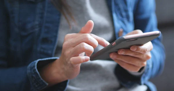 Vrouw Met Behulp Van Mobiele Telefoon Thuis — Stockfoto