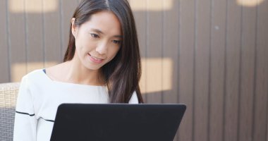 Dizüstü bilgisayarda çalışan kadın 