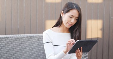 Tablet bilgisayarda dalga köpüğü Online kadın 