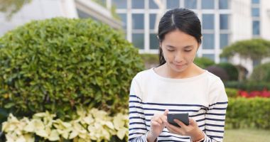 Şehirde cep telefonu kullanan kadın 