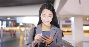 Geceleri Hong Kong Smartphone kullanarak Asya iş kadını 