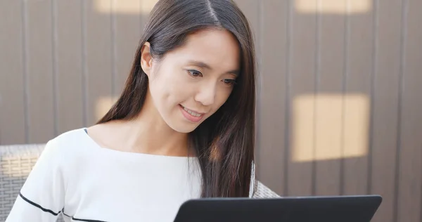 Mujer Usando Computadora Portátil — Foto de Stock