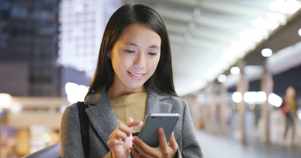 Asiatische Geschäftsfrau Mit Smartphone Hongkong — Stockfoto
