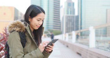 Şehir bilgilerini kontrol için akıllı telefon kullanan kadın seyahat 