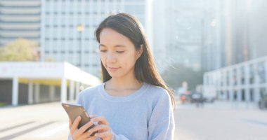 Kadın cep telefonu açık, SMS gönderme 