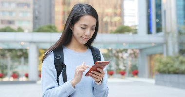 Online alışveriş için cep telefonu kullanan kadın 