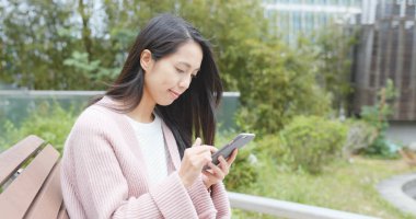 cep telefonu üzerinde çalışan kadın 