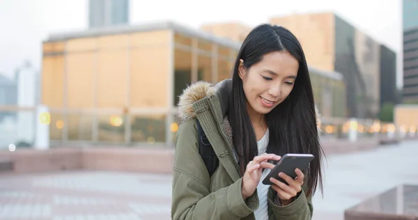 Woman Looking Smartphone City — Stock Photo, Image