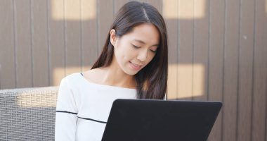 Dizüstü bilgisayar açık kahve dükkanında yazarak kadın 