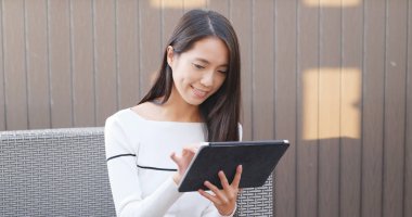 Tablet bilgisayar kullanan kadın 