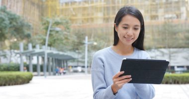 Dijital tablet bilgisayar açık, kullanan kadın 