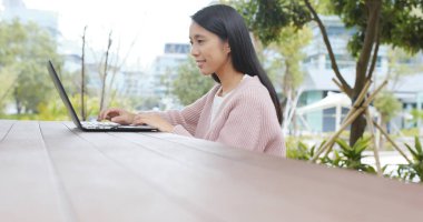 Dizüstü bilgisayarda çalışan kadın 