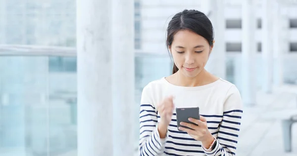 Woman Working Cellphone Outdoor — Stock Photo, Image