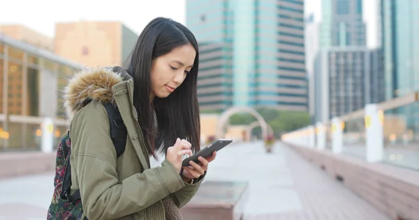 Mulher Viagem Usando Smartphone Para Verificar Informações Cidade — Fotografia de Stock