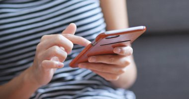 Cep telefonu kullanan kadın yakın çekim 