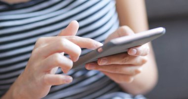 Çevrimiçi alışveriş için akıllı telefon kullanan kadın 