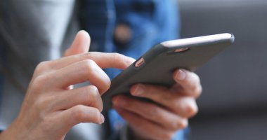 Cep telefonu kullanan kadına yakınlaş 