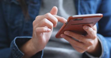 Akıllı telefon kullanan kadına yakınlaş.