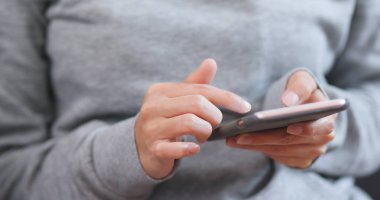 Cep telefonu kullanan kadın 