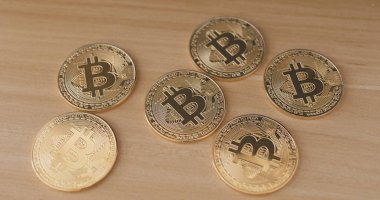 Bitcoins ahşap masanın üzerine koyarak