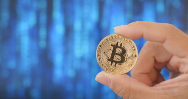 Bitcoin dijital arka plan üzerinde tutan el
