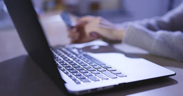 Online Einkauf Laptop Hause Abend Bezahlung Der Kreditkartenrechnung — Stockfoto