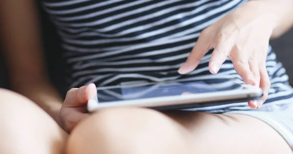 Perempuan Menyentuh Komputer Tablet — Stok Foto