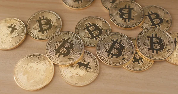 Bitcoins Auf Den Holztisch Legen — Stockfoto