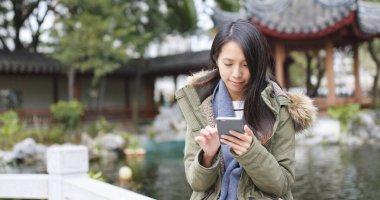Çin, kış ceket, açık giyen kadın cep telefonu kullanan kadın 
