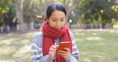 Şehirde akıllı telefon kullanan bir kadın 