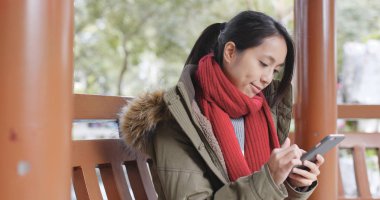 Kadın smartphone vasıl bak, online cep telefonu Çin, Çince Geleneksel köşk Bahçe sörf 