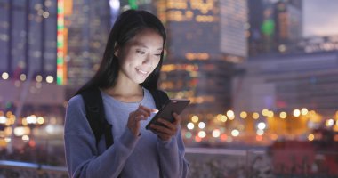 cep telefonu açık, kullanan kadın 