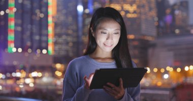 Geceleri dijital tablet bilgisayar kullanan kadın 