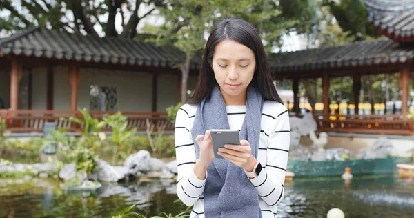 Woman Using Smartphone Chinese Garden Sending Sms Cellphone — Stock Photo, Image