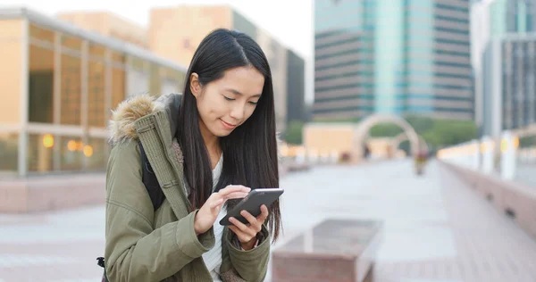 Donna Che Controlla Smartphone Città — Foto Stock