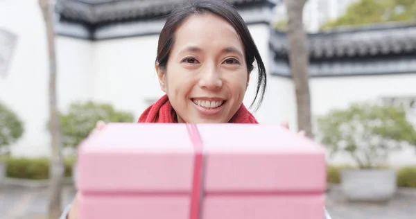 Donna Che Regalo Giovani Augurare Giovani Avere Felice Anno Nuovo — Foto Stock