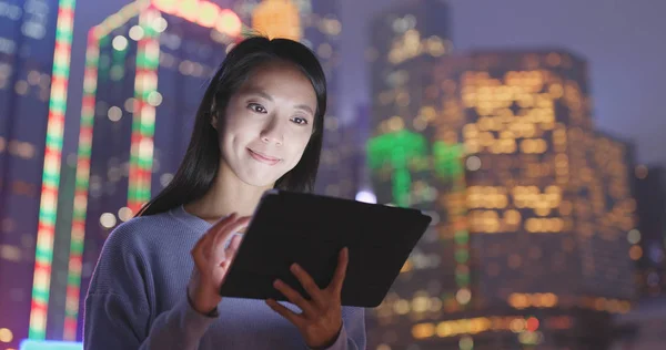 アジアの女性の夜のタブレット コンピューターを使用して — ストック写真