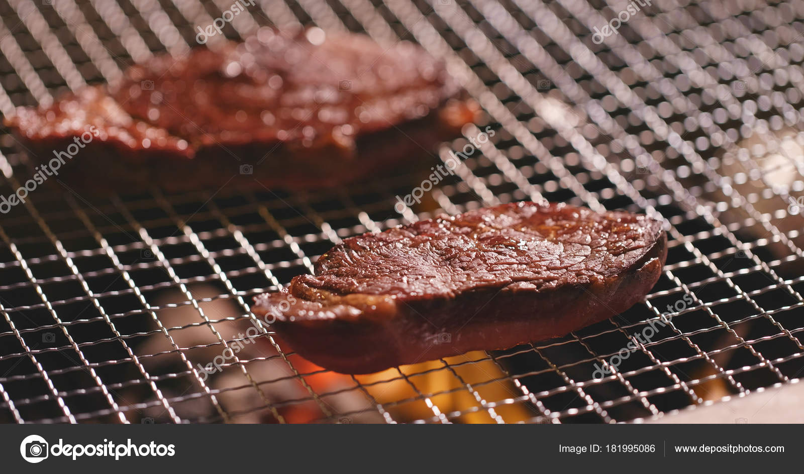Bistecche manzo sul barbecue metallo net — foto stock © leungchopan ... Barbecue in metallo