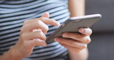 Kadın evde smartphone kullanarak 