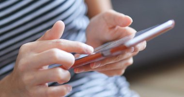 Elinde akıllı telefon kullanan kadın