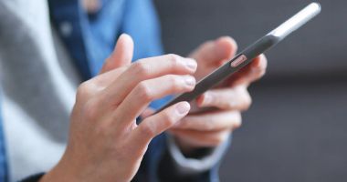 Online cep telefonu kullanan kadın