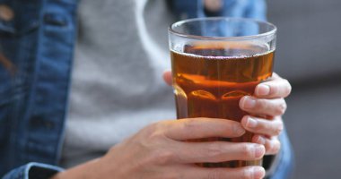 Evde çay bardak tutan kadın 