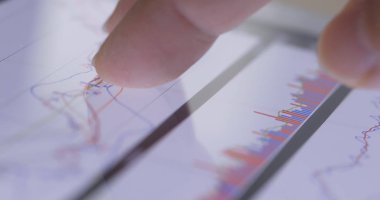 İşadamı tablet ile online borsa işlem hacmi çalışma 