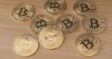 Bitcoins ahşap masanın üzerine koyarak 